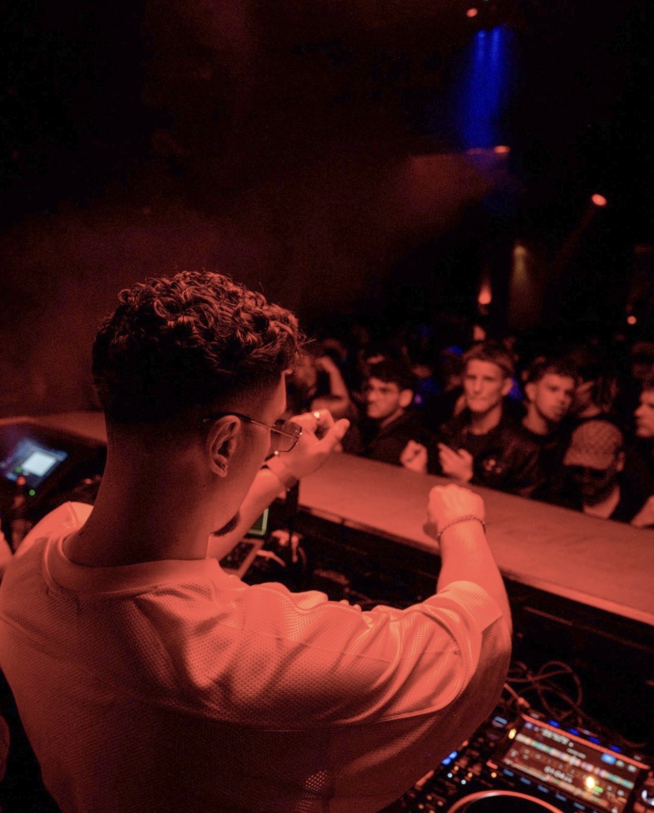 DJ vor der Crowd
